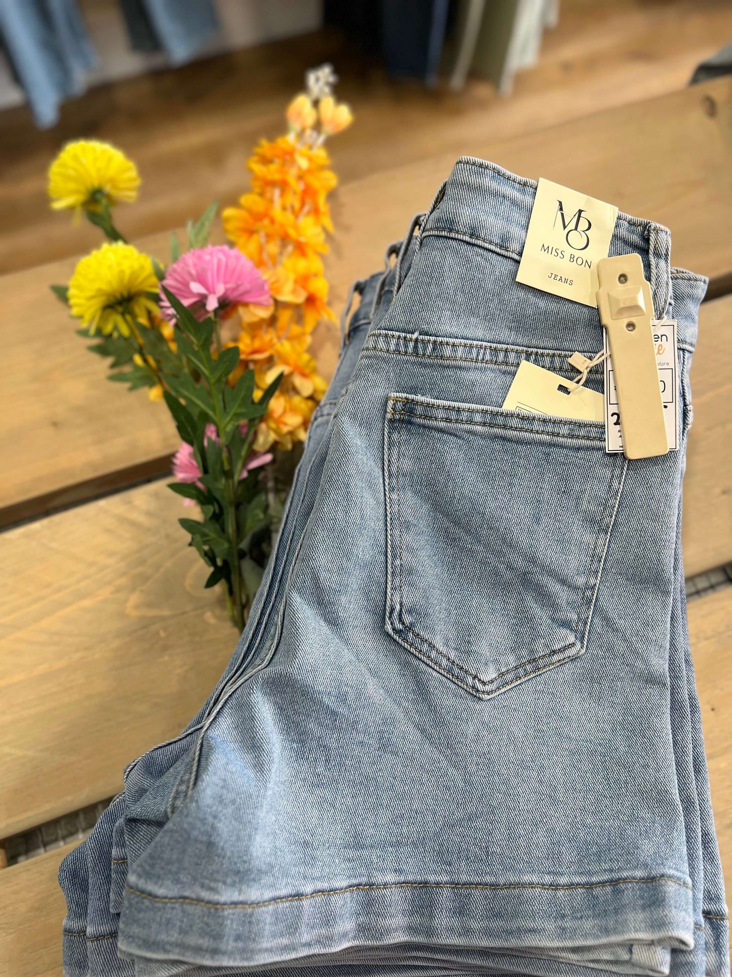 Miss Bon – Lichtblauwe korte jeans met stretch