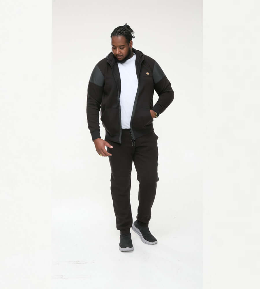Model in Duke Clothing Dean D555 zwart vest, casual outfit met sportieve uitstraling, ideaal voor grote maten, 2XL t/m 5XL.