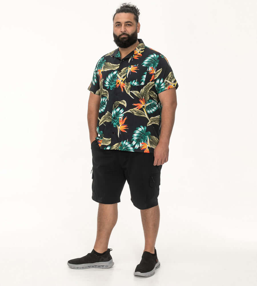 Zwarte Hawaiian polo met kleurrijke print, draagbaar in grote maten 2XL t/m 5XL, perfect voor een casual look.