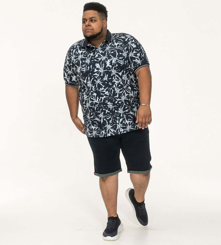 Man draagt de Duke Clothing HALIFAX-AOP polo met Hawaiian print, comfortabel in maat 2XL tot 5XL.