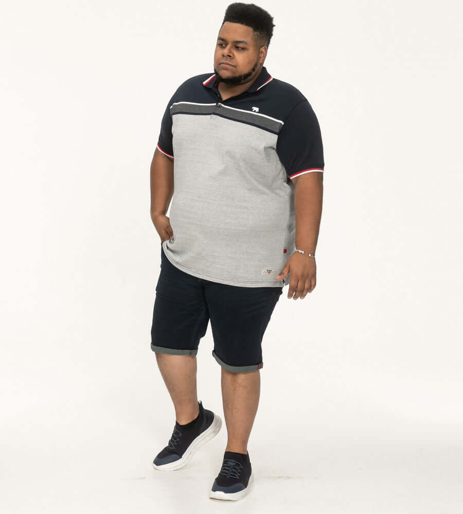 Model in een Duke Clothing TIPTON stripe polo met korte mouwen, geschikt voor grotere maten.