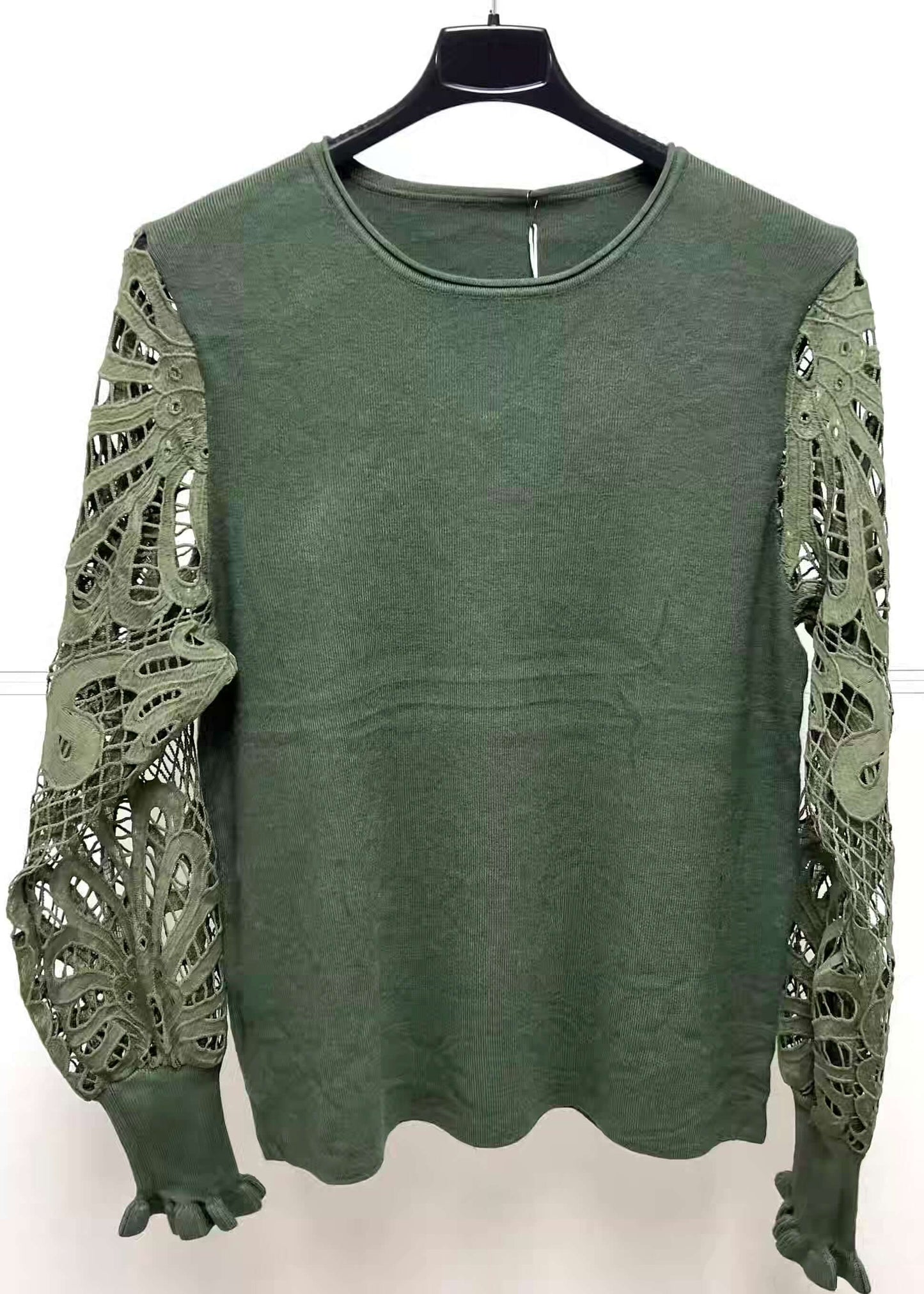Groene top met kantmouwen, ideaal voor stijlvolle winteroutfits, past bij maat S, M, en L. Perfect voor casual en chique stijlen.