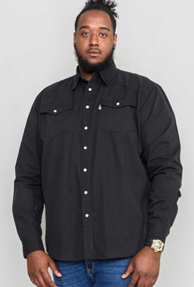 Man in zwarte Duke Clothing D555 blouse, grote maten, regular fit, perfect voor elke gelegenheid.