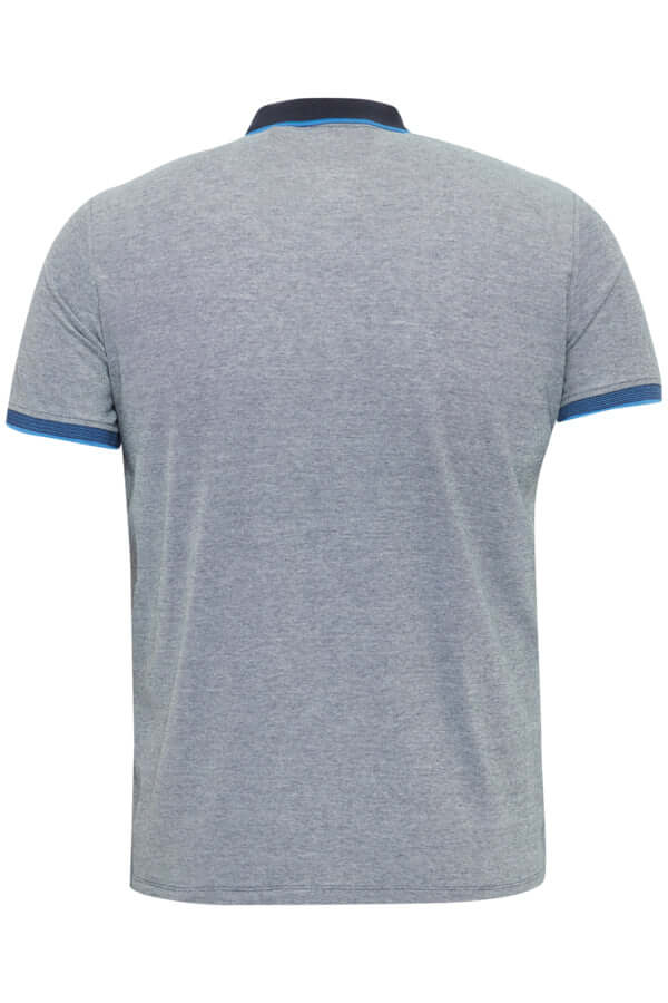 Achteraanzicht van de Blend Polo Grote Maten in blauw, gemaakt van 50% katoen en 50% polyester.