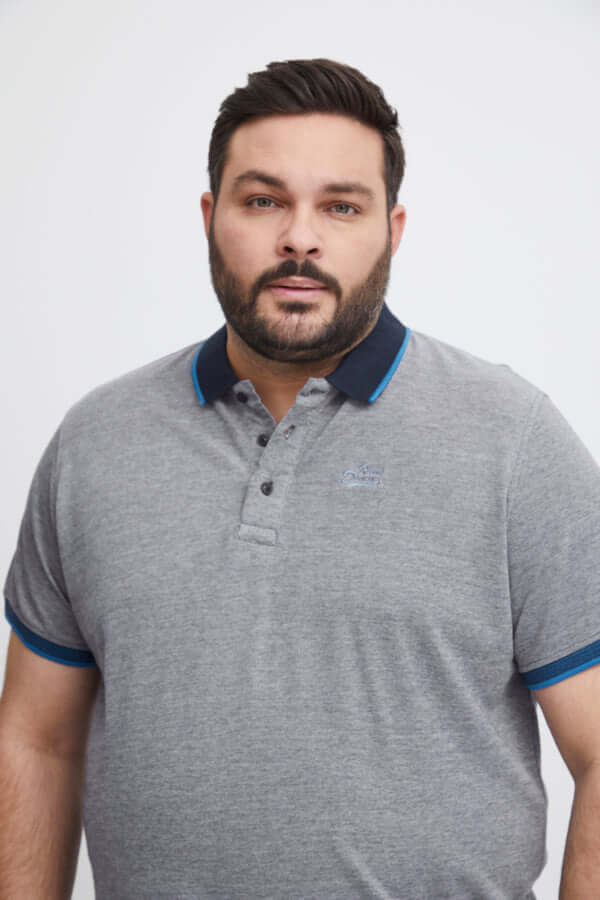 Man in grijze Blend polo met knoopsluiting en blauwe details, grote maten 2XL t/m 6XL.