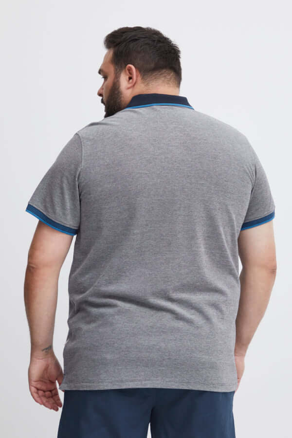 Achteraanzicht van een grijze Blend polo in grote maten met blauwe accenten, geschikt voor casual kleding.