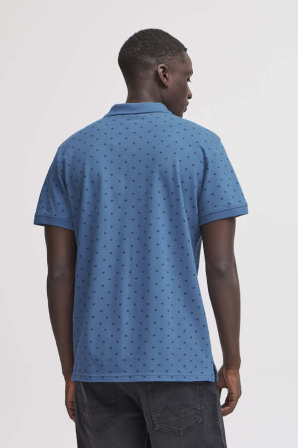 Achteraanzicht van een blauwe polo met stippen, gemaakt van 100% katoen. Regular fit met knoopsluiting.