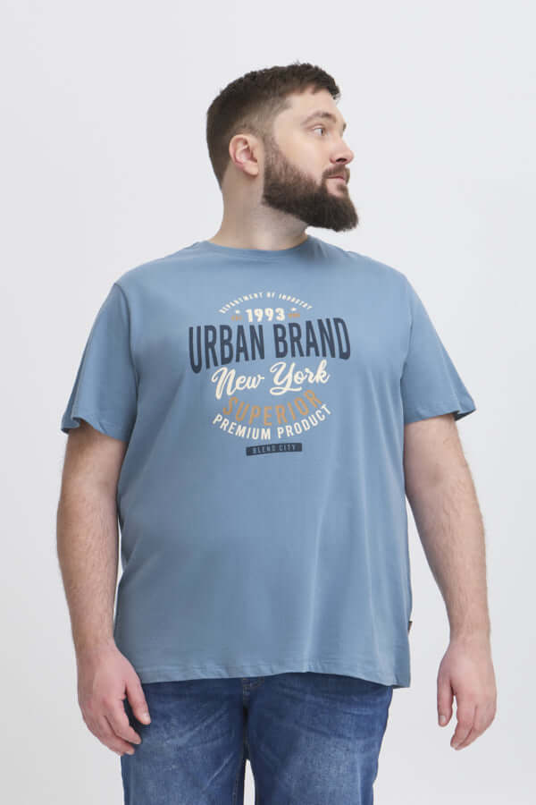 Blend T-shirt voor grote maten in blauw met Urban Brand opdruk, beschikbaar in 2XL tot 6XL.