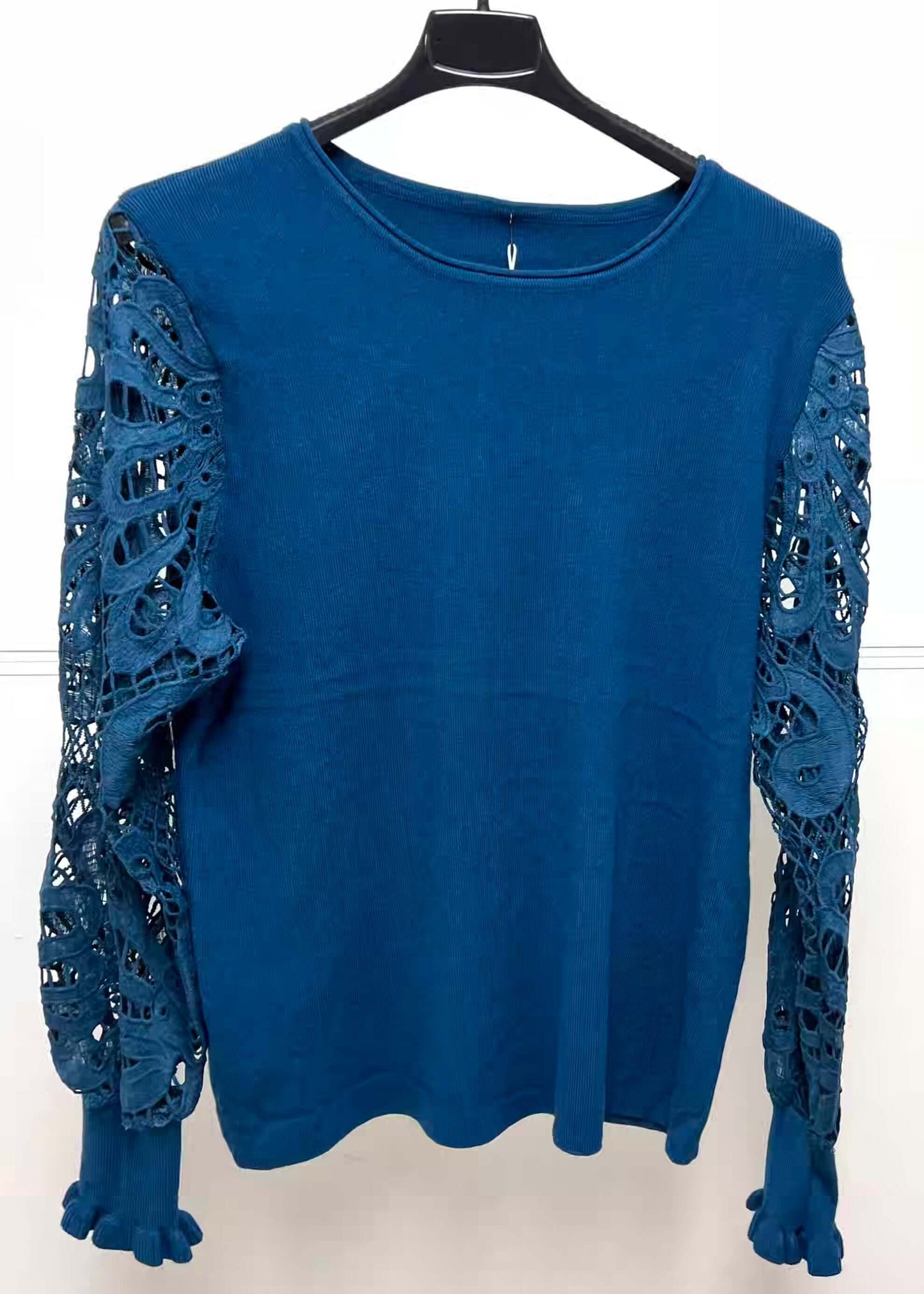 Shamira saphire blauwe top met sheer mouwen, perfect voor casual en chique outfits. One size, ideaal voor maat S, M, L.