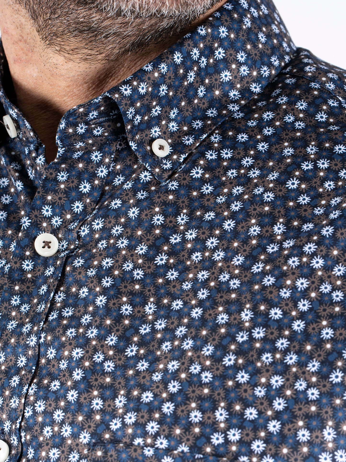 PEanderson LS Big heren Mid Brown – detail kraag