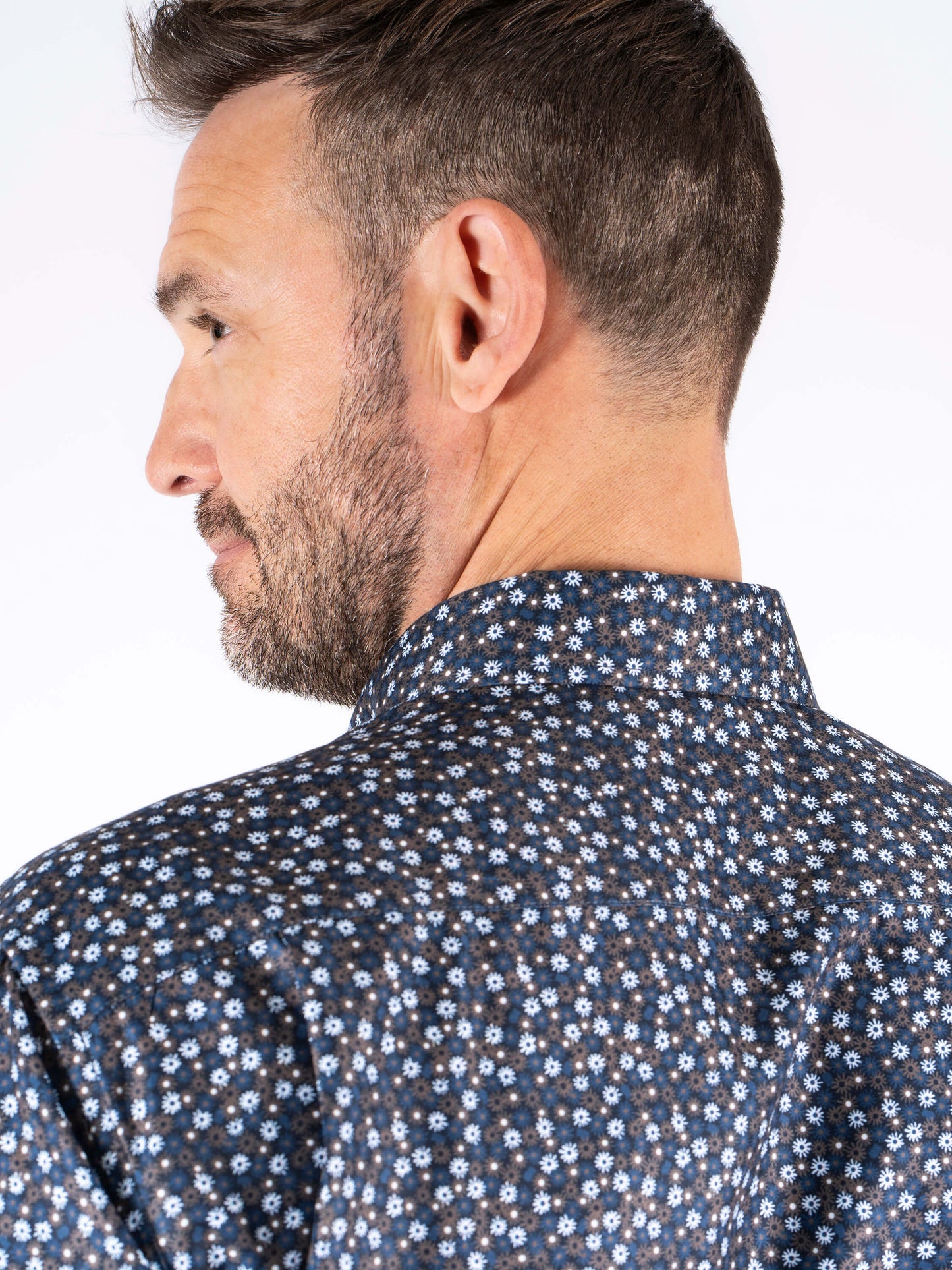 PEanderson LS Big heren Mid Brown – detail kraag achterzijde