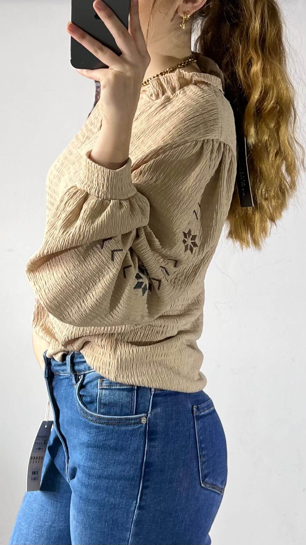 Beige blouse Milou met geborduurde details, comfortabel en stijlvol voor koude seizoenen.