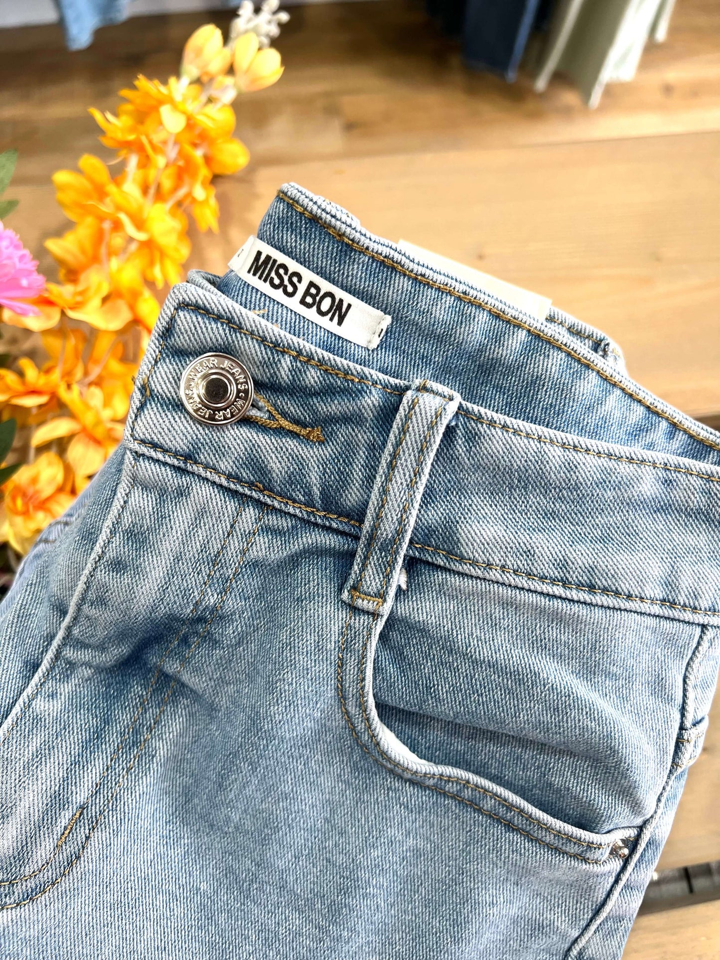 Miss Bon – Lichtblauwe korte jeans met stretch