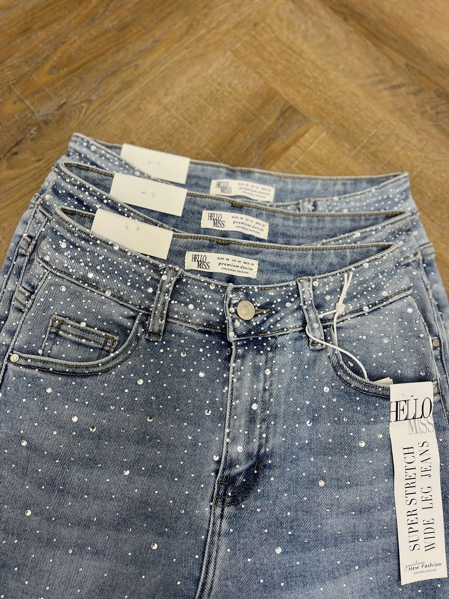 Hello Miss – Wide Leg Jeans met diamantdetails
