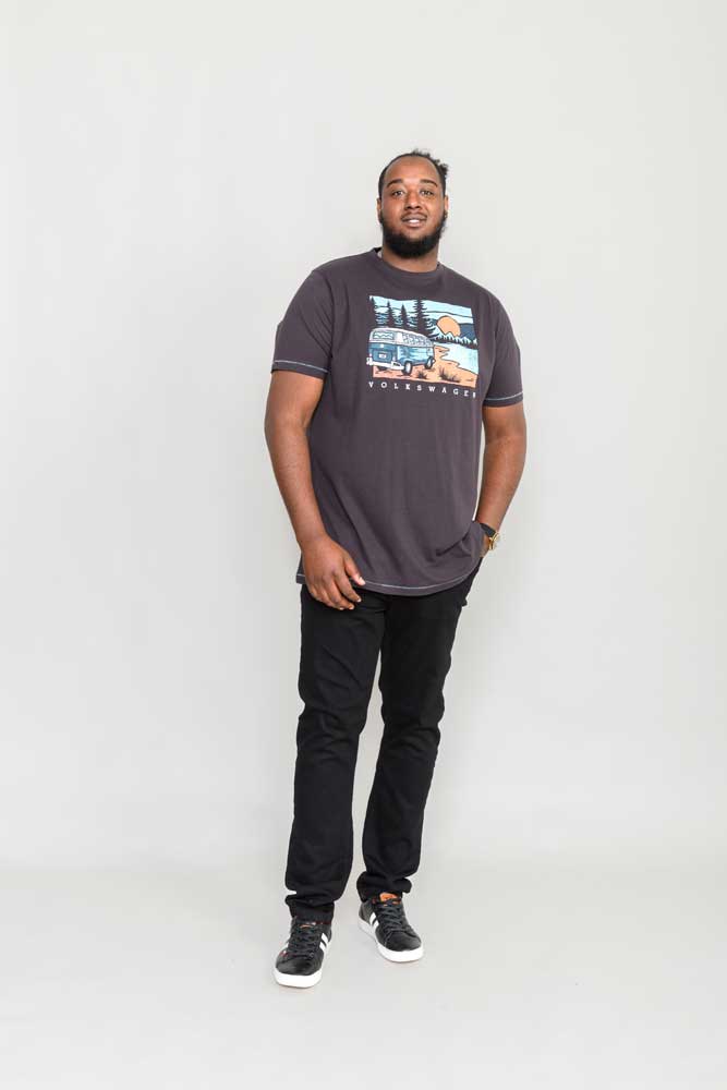 T-shirt van Duke Clothing met VW camper design, gewassen zwart, regular fit, ideaal voor grote maten.
