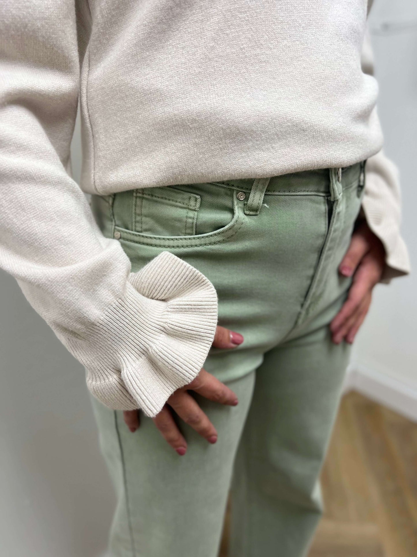 Goodies wide leg mint jeans met een lichte trui, modebeeld van een vrouwelijke outfit in mintgroen.
