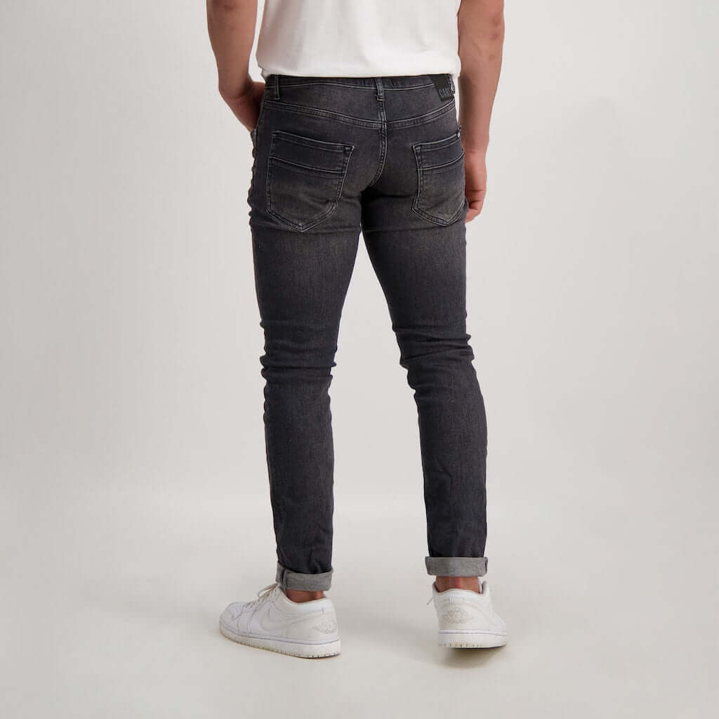 Cars jeans Bates in gewassen zwart, slim fit pasvorm, comfortabel en stijlvol, gezien van achteren.