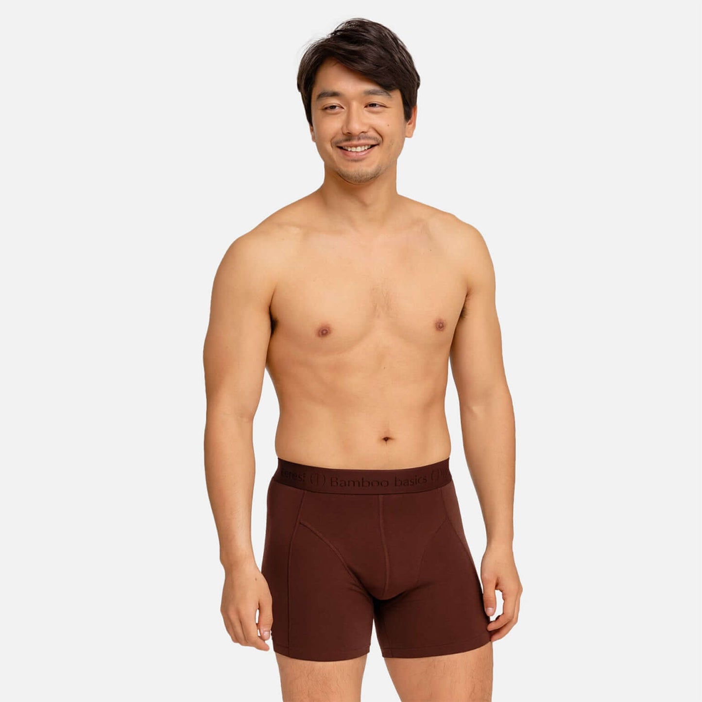 Boxershort RICO 030 – Chocolate Brown + Chocolate Brown + Black (3-pack) gedragen door man in natuurlijke houding.