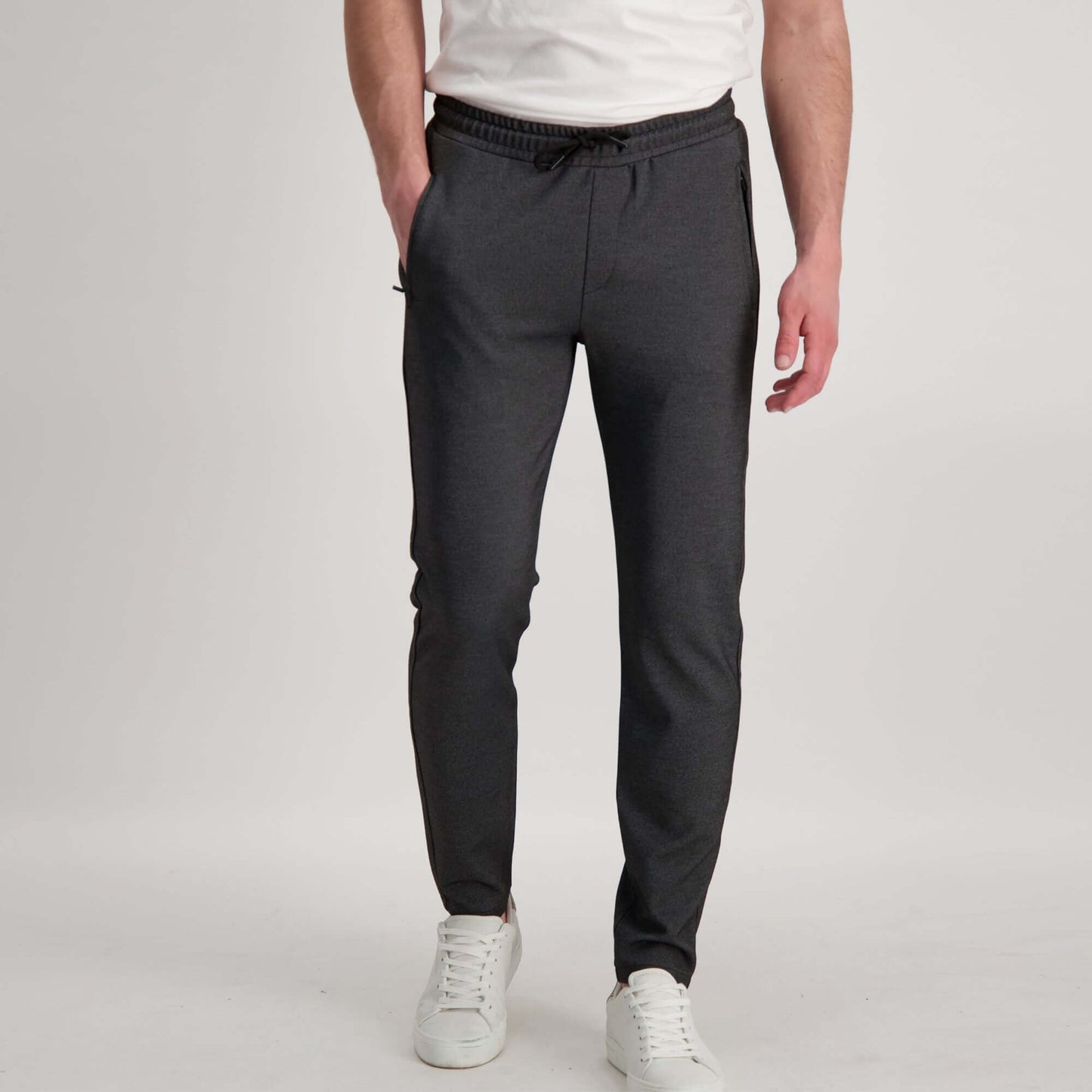 Stretch jeans 85% katoen 13% Polyester 2% Elastaan, kleur grijs/ zwart, Voorzijde 2 zakken, in maten XS t/m XXL, slimfit model. De Grope word gedragen door alle leeftijden, jong en oud. Naast het merk Cars Jeans hebben wij een breed assortiment aan andere merken en modellen zoals Newstar en Brams Paris.