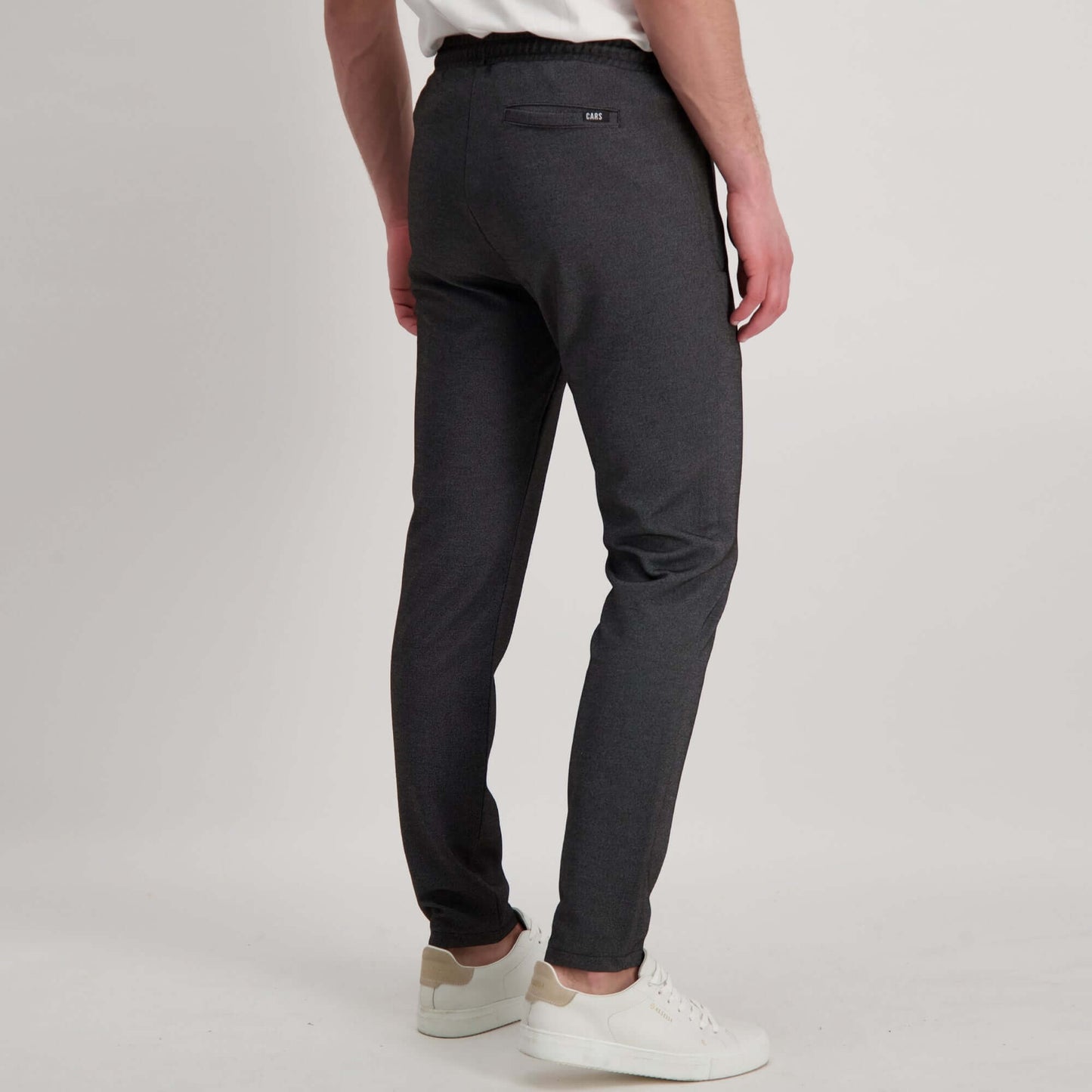 Stretch jeans 85% katoen 13% Polyester 2% Elastaan, kleur grijs/ zwart, Voorzijde 2 zakken, in maten XS t/m XXL, slimfit model. De Grope word gedragen door alle leeftijden, jong en oud. Naast het merk Cars Jeans hebben wij een breed assortiment aan andere merken en modellen zoals Newstar en Brams Paris.