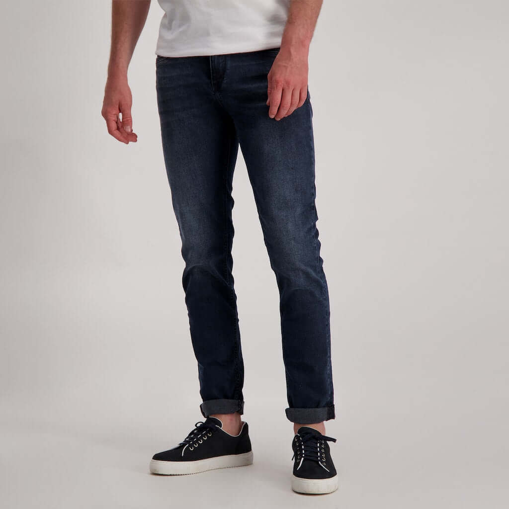 Moderne donkerblauwe jeans voor heren, perfect voor casual en trendy outfits.