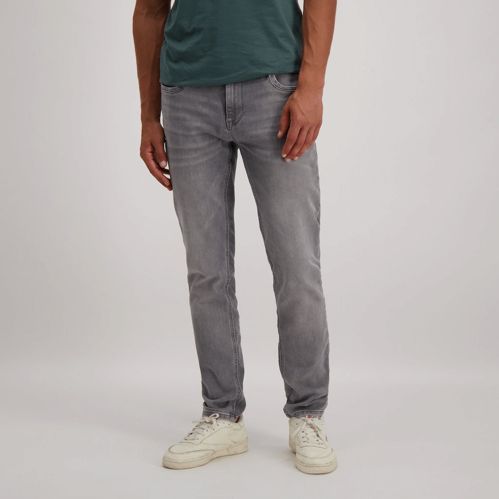 Slim fit broek in grijs, perfect voor casual of formele gelegenheden, stijlvol met sneakers.