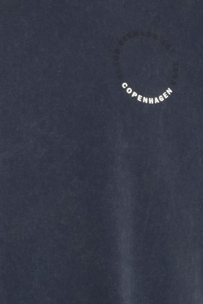 BHKARLOS tee heren blauw – detail opdruk