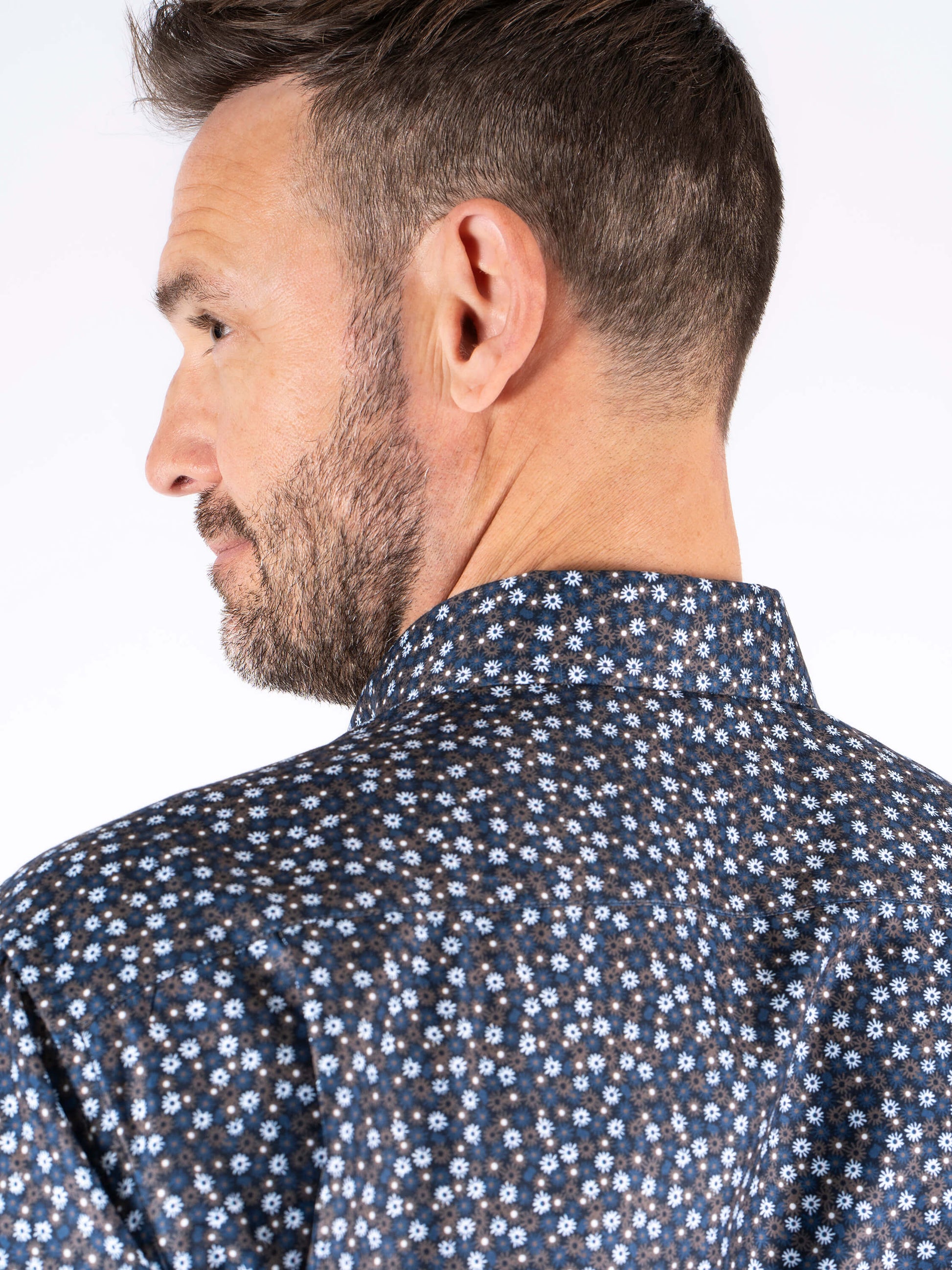 PEanderson LS Big heren Mid Brown – detail kraag achterzijde