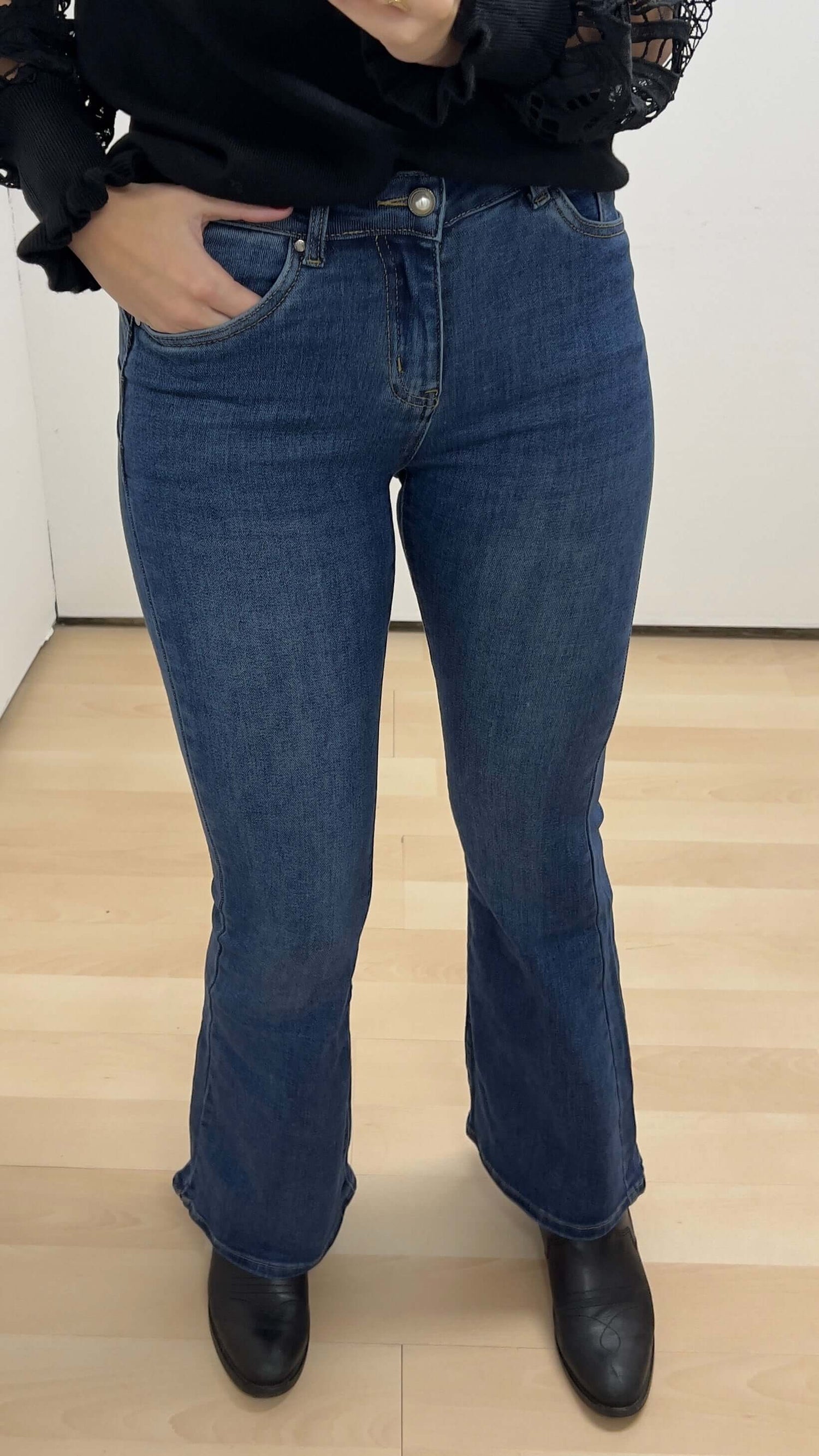 Goodies flared jeans in dark blue met hoge taille en 5-pocket model, perfect voor elke gelegenheid.