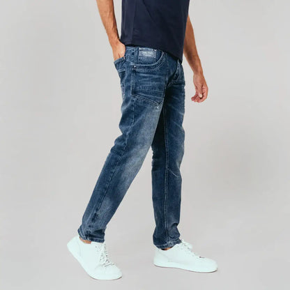 Man met een regular fit Cars Jeans Bedford Stone Used in blauw afgewassen stretch denim. Pasvorm en comfort centraal.