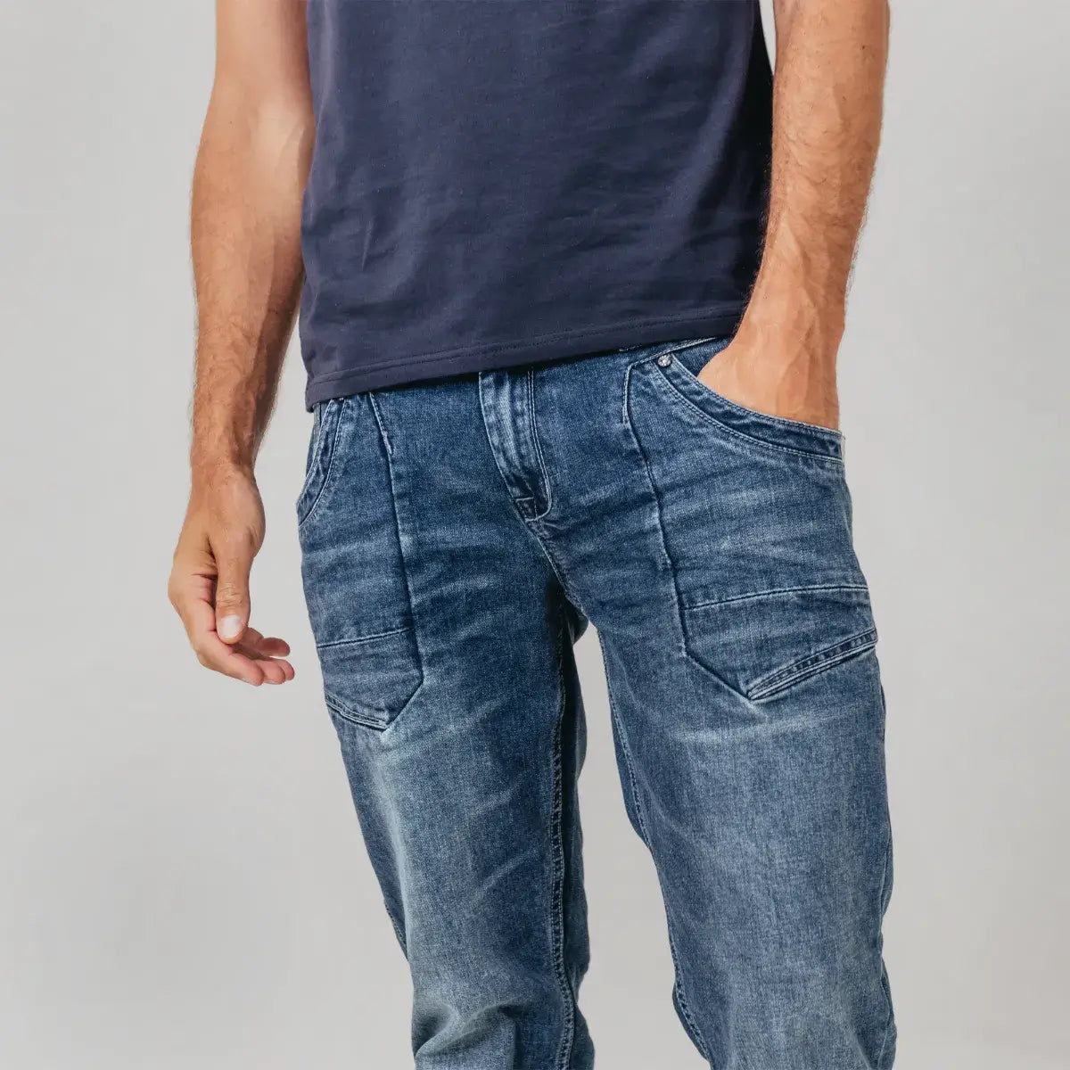 Man in regular fit Cars Jeans Bedford Stone Used, blauwe stretch jeans met 5 pockets en comfortabele pasvorm.