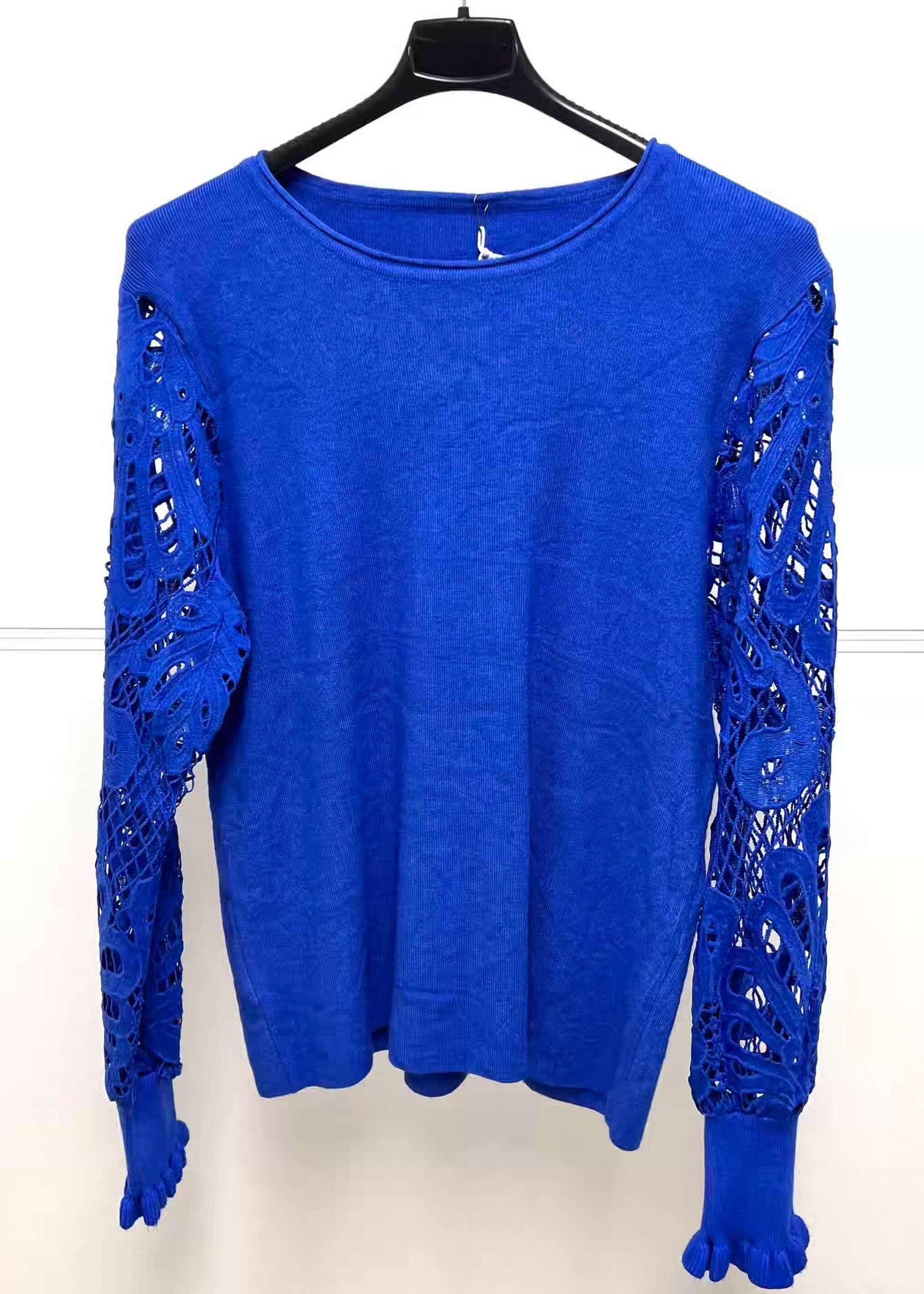 Top Shamira Kobalt met unieke verwerkt ontwerp, ideaal voor wintergarderobe en casual-chique outfits.