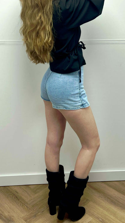 Denim skort met een stylish look, perfect voor comfort en stijl in elke gelegenheid.
