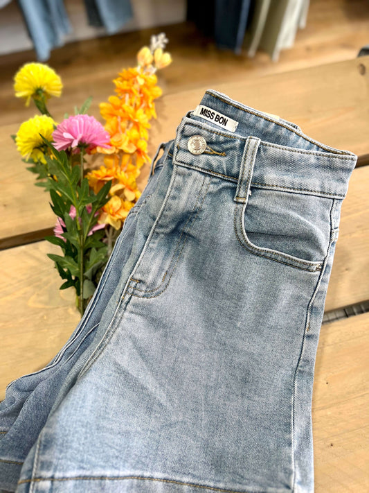 Miss Bon – Lichtblauwe korte jeans met stretch