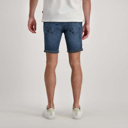 Achteraanzicht van een man in een korte jeans broek, casual en comfortabel voor warme dagen.