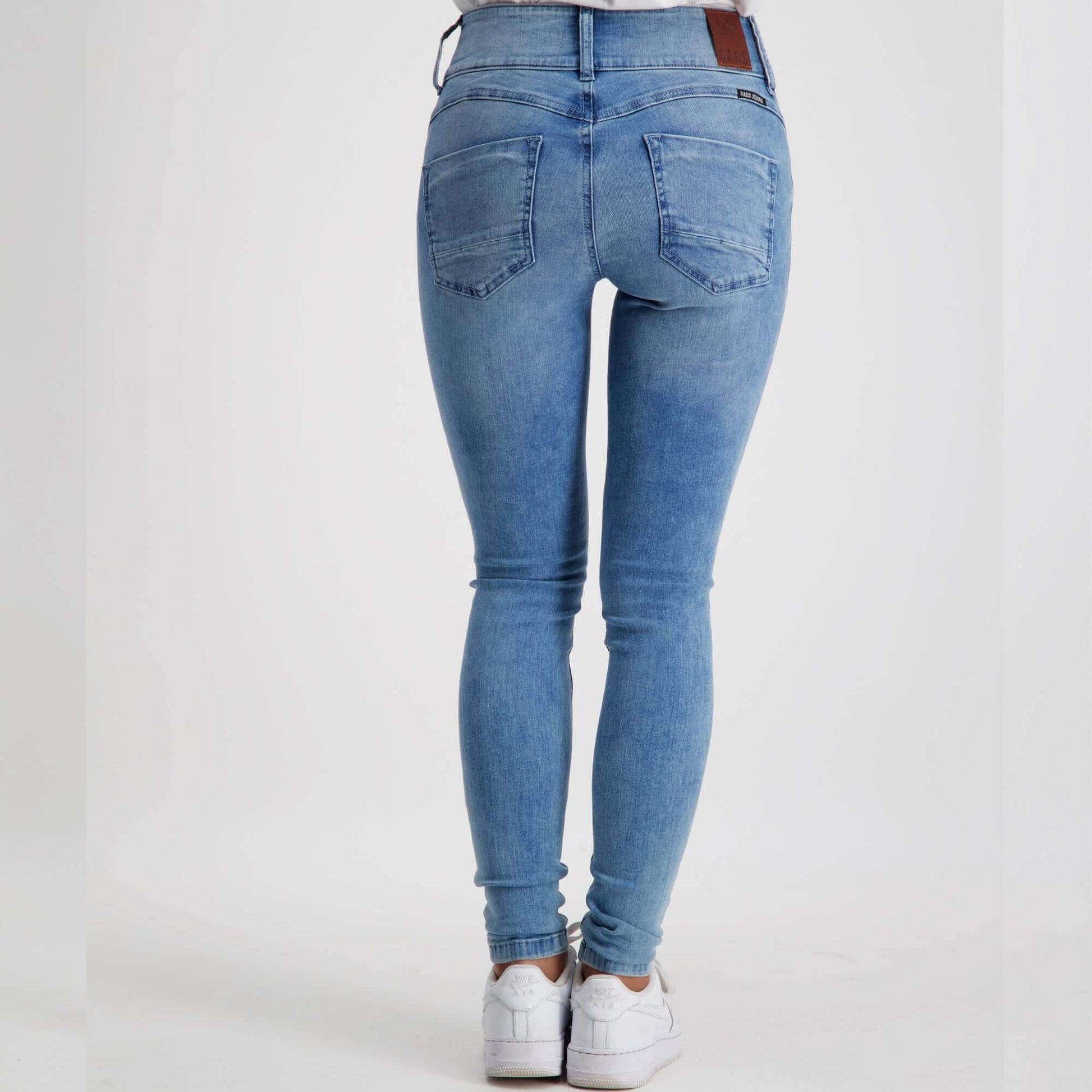 De Cars Jeans Amazing is een comfortabele 5 pocket stretch jeans met hoge taille en een ritssluiting. Smalle pasvorm en een hoge taille.